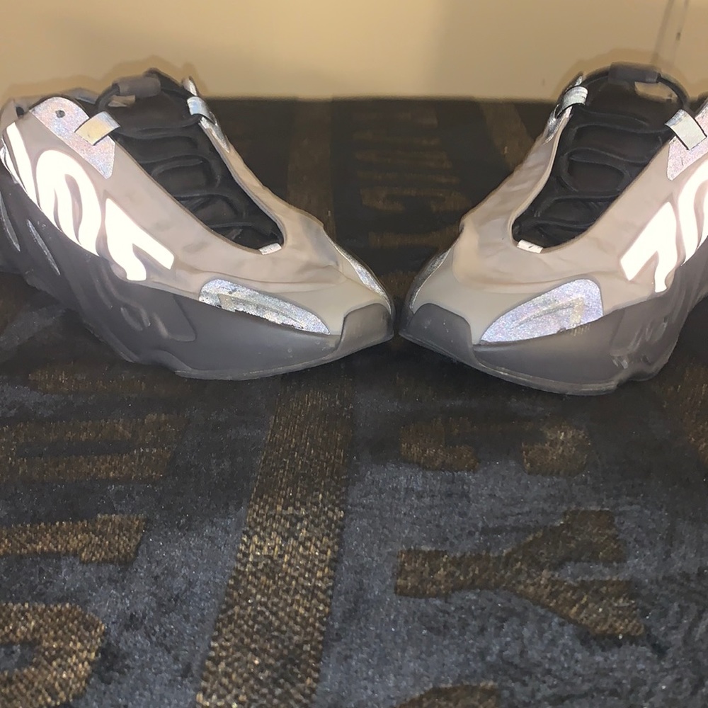 ADIDAS Yeezy 8.5 womens